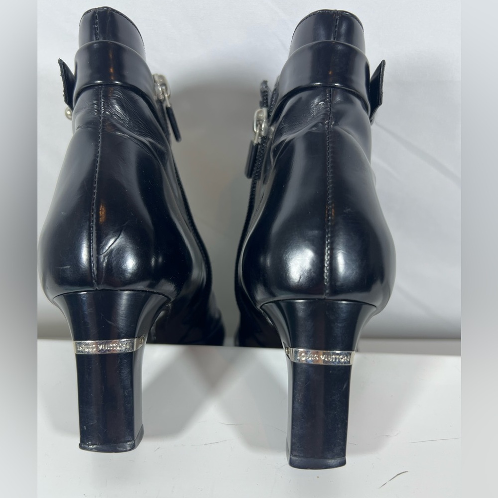 7017: Louis Vuitton Logo Heel Ankle Boots Black Leather Buckle 35.5 Italy - Picture 4 of 13
